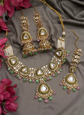 MELANI BORSA KUNDAN JEWELLERY SET WITH MAANGTIKKA