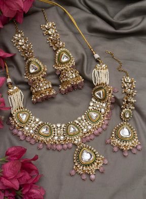 MELANI BORSA KUNDAN JEWELLERY SET WITH MAANGTIKKA