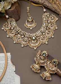 Melaniborsa Kundan Jewellery Set With Mangtikka