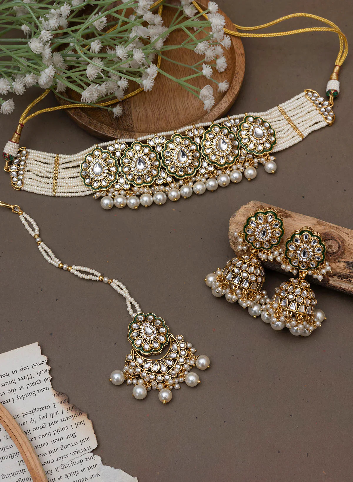 Melaniborsa KUNDAN PRANAMI JEWELLERY SET WITH MANGTIKKA