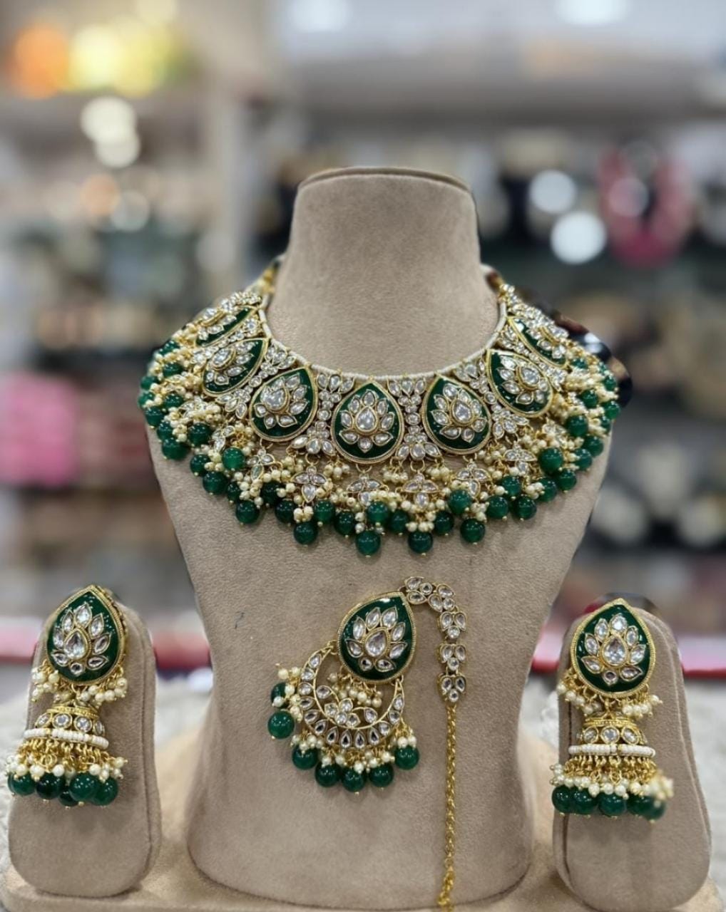 Melaniborsa Kundan Jewellery Set With Mangtikka