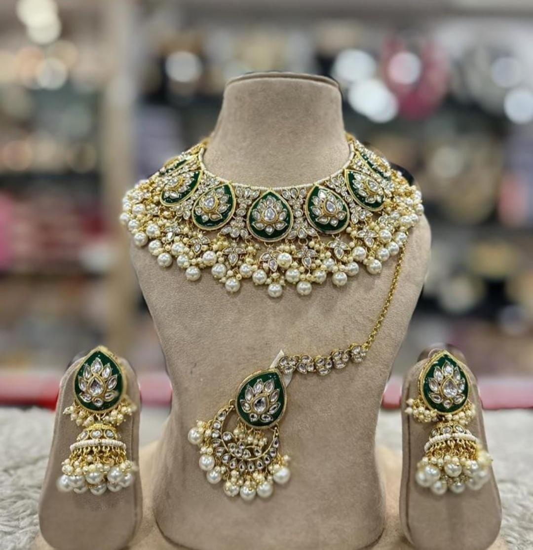 Melaniborsa Kundan Jewellery Set With Mangtikka